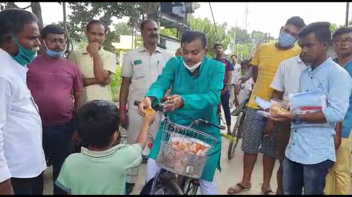 সাইকেলের সামনে থাকা ক্যারিয়ারে রীতিমতো প্যাকেট ভরে লাড্ডু নিয়ে ঘুরে বেড়াচ্ছেন তিনি।