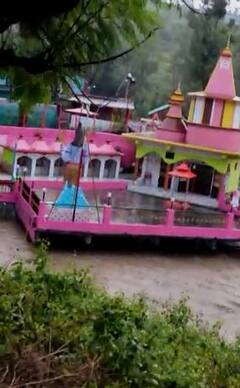 Uttarakhand Flood Pics: उत्तराखंड में आसमान से बरसी आफत, इंसानों के साथ जानवरों की जान पर आई शामत