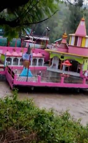 Uttarakhand Heavy Rain: उत्तराखंड में आसमान से बारिश के रूप में आफत बरस रही है. भारी बारिश के कारण नदी-नाले उफान पर है. लोगों का जीवन अस्त-व्यस्त हो गया है. भारी बारिश के बाद आई बाढ़ के कारण कई घरों में पानी घुस गया है.