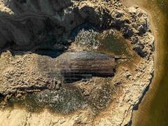 लातविया के समुद्र तट पर खोजा गया रहस्यमयी 40 फीट लंबा जहाज, रेत के नीचे दबा मिला 200 साल पुराना ब्रिटिश जहाज!