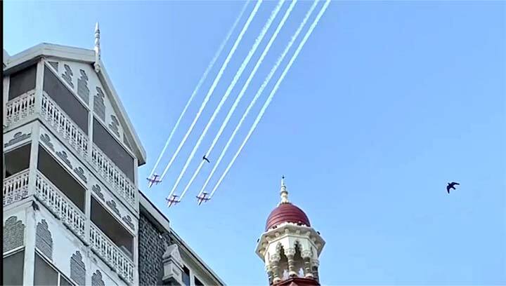 जमिनीच्या जवळ एरोबॅटिक्स टीम ही युक्तीची अत्यंत आव्हानात्मक भूमिका बजावते. (photo tweeted by : @DefPROMumbai)