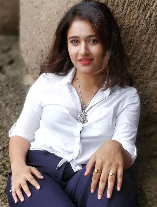 கனவிலே கனவிலே  வாழ்ந்திடத் தொடங்கிவிட்டேன் தன்னாலே