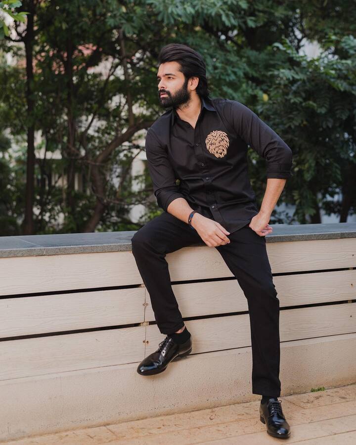 ఇస్మార్ట్ శంకర్ సినిమాలో మాస్ లుక్ తో ప్రేక్షకుల మనస్సు మెప్పించాడు. (Image Credit/Ram pothineni Instagram)