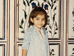 Throwback Photo: आज बॉलीवुड की सबसे बड़ी फैशनिस्टा हैं फोटो में क्यूट सी दिख रही ये बच्ची, क्या आपने पहचाना?