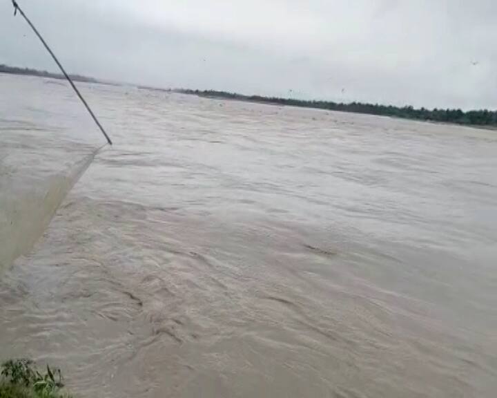 প্রবল বৃষ্টিতে পাহাড়ের একাধিক জায়গায় ধস। বিপর্যস্ত জনজীবন। আটকে পড়েছেন পর্যটকরা। কালিম্পঙে মেঘ ফেটে বৃষ্টি। তিস্তার জলে ডুবে গিয়েছে পাহাড়ি রাস্তও।