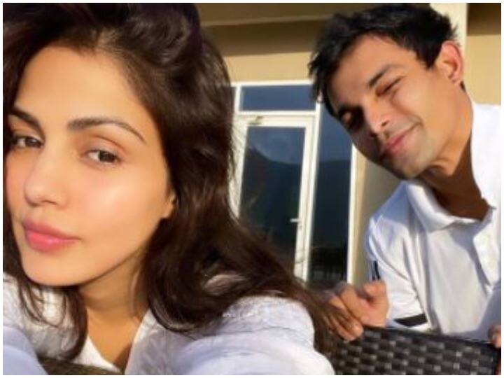 Rhea Chakraborty ने भाई Showik Chakraborty के साथ शेयर की सेल्फी, फैंस ने दिया ऐसा रिएक्शन Rhea Chakraborty shares selfie with brother Showik Chakraborty Rhea Chakraborty ने भाई Showik Chakraborty के साथ शेयर की सेल्फी, फैंस ने दिया ऐसा रिएक्शन