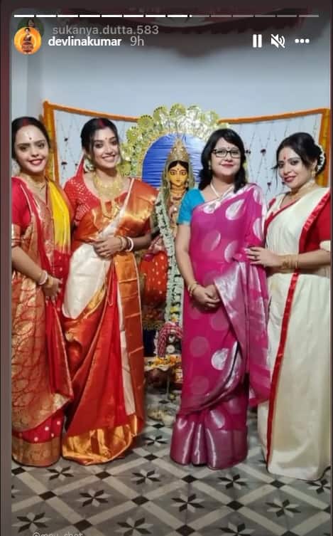 এই বছর চট্টোপাধ্যায় বাড়ির বউ হিসেবে তাঁর প্রথম লক্ষ্মীপুজো। স্বামী গৌরব চট্টোপাধ্যায়ের পাশেই ছিলেন পুজোর সময়। পুজো শেষে বাড়ির বউ-মেয়েদের একসঙ্গে ছবি।