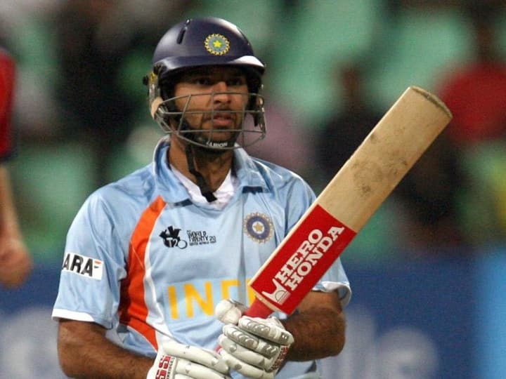 साल 2007 यानी टी20 वर्ल्ड कप का पहला एडिशन और धोनी की कप्तानी में टीम इंडिया के नाम पहला खिताब. हालांकि इस वर्ल्ड कप का अगर कोई एक ऐसा पल है जो आज तक क्रिकेट प्रेमियों के दिलों दिमाग में ताजा है. वो है डरबन का मैदान, टीम इंडिया और इंग्लैंड का मुकाबला, स्टुअर्ट ब्रॉड का ओवर और युवराज सिंह के छह छक्के. आइए आज एक बार फिर फ्लैशबैक में जाते हैं और टी20 वर्ल्ड कप 2007 के इस खास पल की यादों को ताजा करते हैं. भारत और इंग्लैंड के बीच 19 सितंबर को खेले गए Group E के मैच में युवराज ने ये कारनामा किया था. 18वें ओवर के बाद युवराज 6 गेंदों में 14 रन बनाकर खेल रहे थे इंग्लैंड की ओर से स्टुअर्ट ब्रॉड 19वां ओवर डालने आए थे.