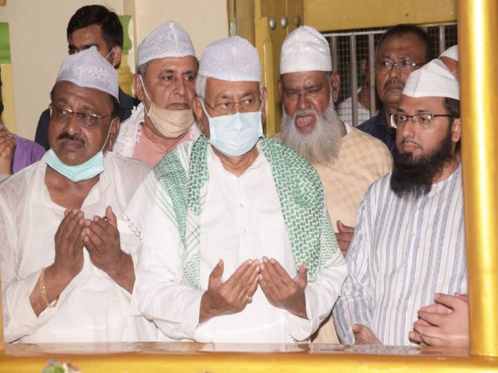 इस मौके पर मुख्यमंत्री नीतीश कुमार ने कहा कि समाज में भाईचारा बना रहे और सबलोग एक दूसरे के साथ अच्छा बर्ताव करें. देश और राज्य का विकास हो इसके लिए दुआ मांगी है.