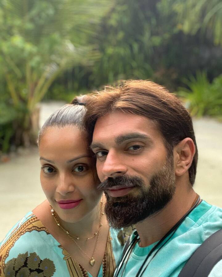 करण और बिपाशा ने साल 2016 में एक दूसरे से शादी की थी. ऐसे में इनकी ये सिजलिंग कैमिस्ट्री देख फैंस का कहना है कि शादी के पांच सालों बाद भी इनका हनीमून पीरियड खत्म होने का नाम नहीं ले रहा है.