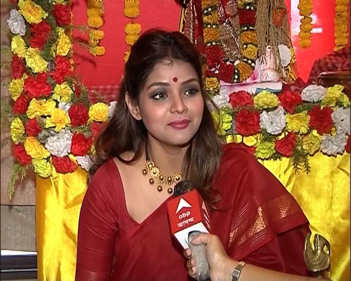 প্রতিমা সাজানো থেকে পুজোর আয়োজন, একাই পুজোর ঝক্কি সামলালেন অরুণিমা ঘোষ।