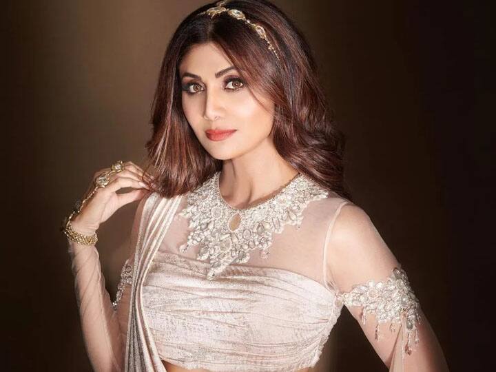 बॉलीवुड की दिग्गज अभिनेत्री शिल्पा शेट्टी का नाम पहले अश्विनी शेट्टी था. आपको बता दें, एक्ट्रेस शिल्पा शेट्टी की मां सुनंदा शेट्टी एक ज्योतिषी भी हैं. 90 के दशक में शिल्पा का नाम बदलने का फैसला उनकी मां ने ही लिया था क्योंकि उनकी बेटी के लिए अंक ज्योतिष के अनुसार करियर में बेहतर संभावनाएं थीं.