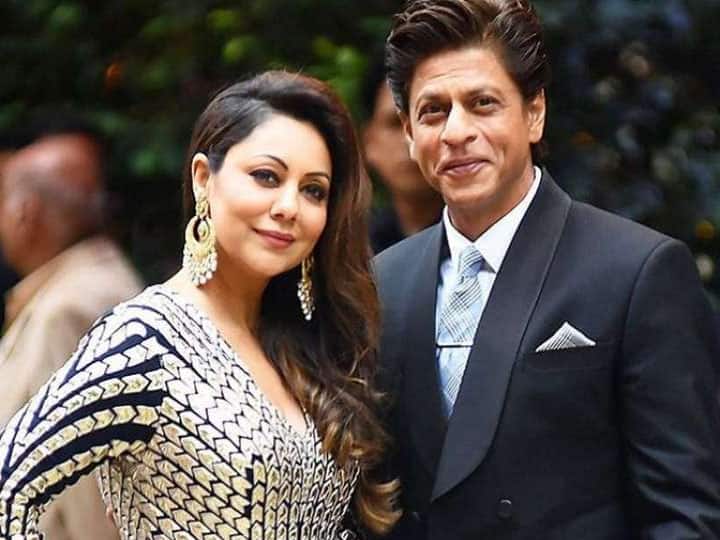 Shah Rukh Khan pulled a prank on Gauri Khan family by telling her to wear burqa and change her name अपने रिसेप्शन में Shahrukha Khan ने Gauri के परिवार वालों के साथ किया था प्रैंक, कहा- गौरी को बुर्का पहनना होगा और नाम बदलना होगा