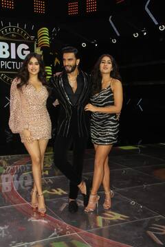 एक तरफ Janhvi Kapoor तो दूसरी तरफ Sara Ali Khan... खुशी से फूले नहीं समां रहे Ranveer Singh, हसीनाओं ने The Big Picture के सेट पर लगाए चार चांद
