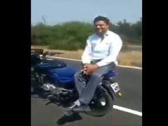 Viral Video:  सड़क पर दौड़ती 'ड्राइवरलेस' बाइक को देख आनंद महिंद्रा ने कहा- मुसाफिर हूं यारों.... ना चालक है, ना ठिकाना....