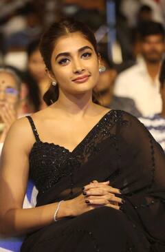 Pooja Hegde pics: தெலுங்கு பட சக்ஸஸ் மீட்டில் பிளாக் சாரியில் ஜொலித்த விஜய் பட நடிகை..!