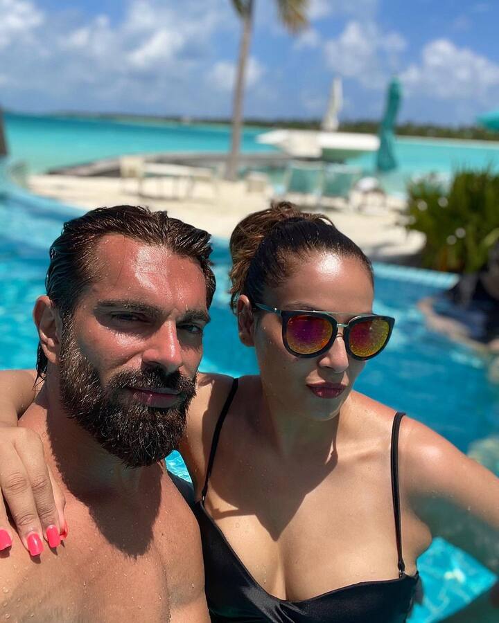 बिपाशा इस दौरान जहां ब्लैक मोनोकिनी में दिखाई दे रही हैं तो वहीं करण भी शर्टलेस अंदाज में एक दूसरे को बाहों में जकड़े और पूरी तरह से प्यार में खोए दिखाई दे रहे हैं.