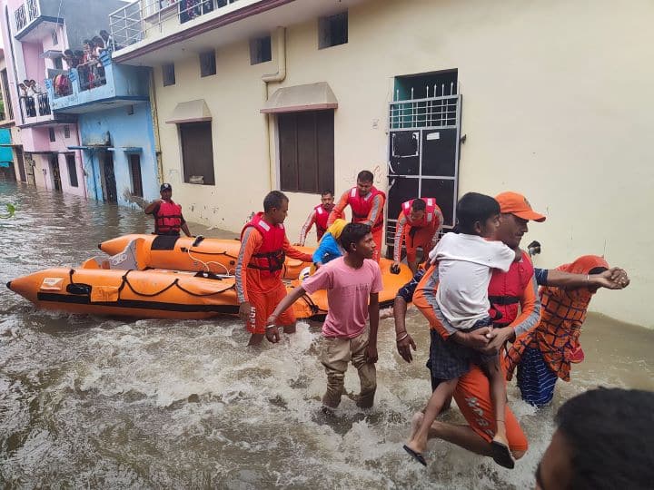 Death toll in Uttarakhand crosses 60, dozens were evacuated Uttarakhand rain: उत्तराखंड में मरने वालों की संख्या पहुंची 60 के पार, दर्जनों को निकाला गया सुरक्षित