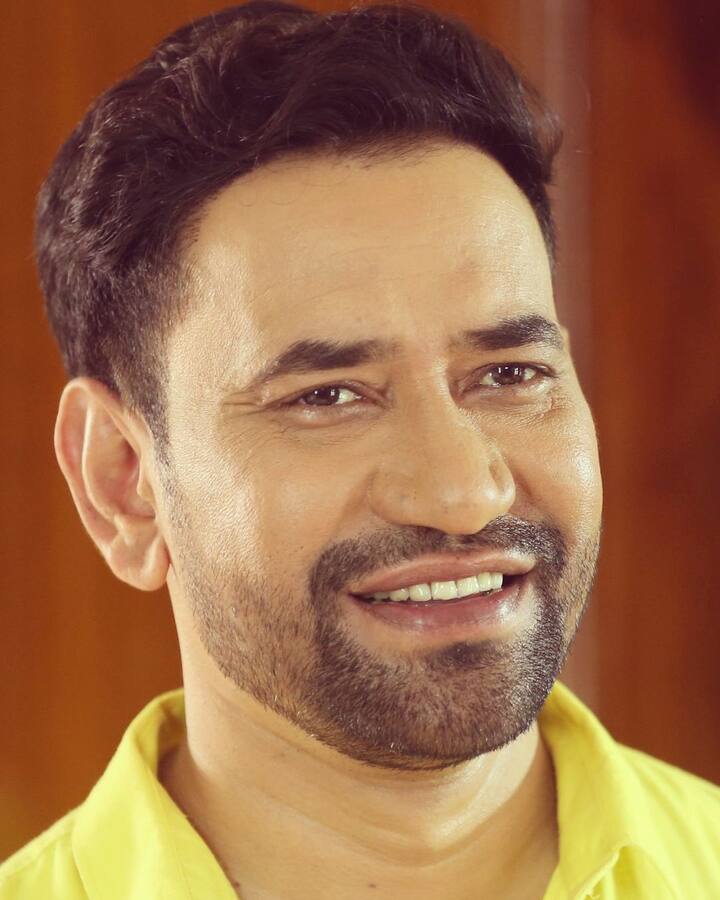 निरहुआ को बाइक्स का भी शौक है और उनके पास कई तरह की बाइक्स हैं. निरहुआ पॉलिटिक्स में भी एक्टिव रहते हैं.