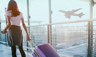 ਜਹਾਜ਼ ‘ਚ ਯਾਤਰਾ ਕਰਨ ਤੋਂ ਪਹਿਲਾਂ Airport  'ਤੇ ਮਿਲਣ ਵਾਲੀਆਂ ਇਨ੍ਹਾਂ ਚੀਜ਼ਾਂ ਤੋਂ ਕਰੋ ਪ੍ਰਹੇਜ਼