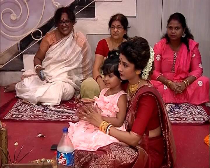 'মানুষের সেবার দায়িত্ব যেন পালন করতে পারি', দেবীর কাছে প্রার্থনা লাভলি মৈত্রর।