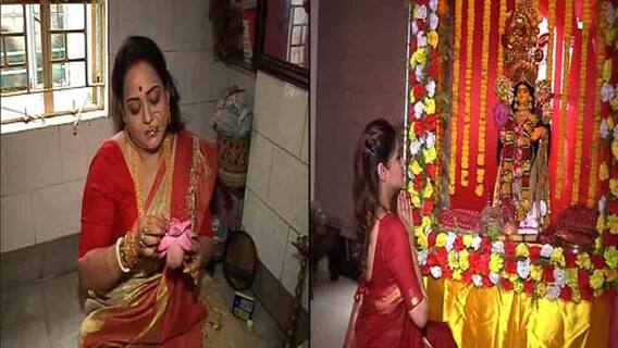 Laxmi Puja: শাঁখ বাজিয়ে উলু দিয়ে ঘরে ঘরে লক্ষ্মীপুজোর আয়োজন, তারকাদের বাড়িতেও ব্যস্ততা। Bangla News