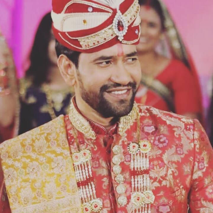 निरहुआ शादीशुदा हैं लेकिन अपनी पर्सनल लाइफ के बारे में वे कभी खुलकर बात नहीं करते. इनकी पत्नी का नाम मंशा है और उनके दो बेटे आदित्य और अमित भी हैं.