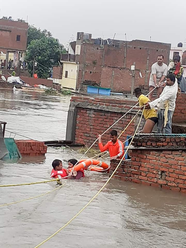 राज्याचे मुख्यमंत्री पुष्कर सिंह धामी यांनी पूरग्रस्त भागाचा दौरा केला आणि प्रशासनाला आवश्यक त्या सूचना केल्या. राज्यातील अनेक भागांचा संपर्क तुटला आहे.  पंतप्रधान नरेंद्र मोदींनीही मुख्यमंत्र्यांशी चर्चा करुन राज्यातील परिस्थितीचा आढावा घेतला. केंद्राकडून उत्तराखंडला सर्वोतपरी मदत करण्याचं आश्वासन पंतप्रधानांनी दिलं आहे.  (Photo: PTI Gallery)
