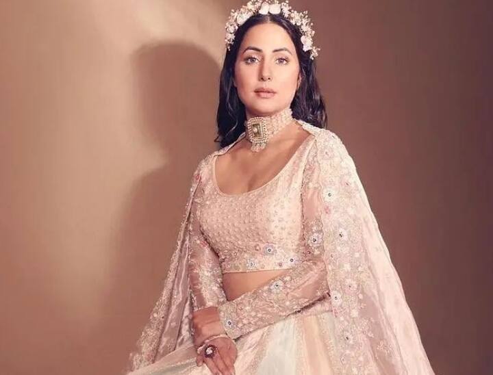 वैसे तो हिना खान पहले ही टीवी का जाना-माना चेहरा थीं, लेकिन बिग बॉस में आने के बाद बॉलीवुड के दरवाजे भी उनके लिए खुल गए, हिना इतनी पॉपुलर हुईं कि उन्हें कई बार बिग बॉस में बतौर गेस्ट भी बुलाया जाता रहा है.