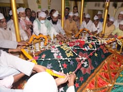 In Pics: मुख्यमंत्री नीतीश कुमार ने मजार पर की चादरपोशी, कहा- जम्मू कश्मीर के हालात पर हो रही बातचीत