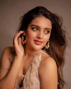Nidhi Agarwal Photos: దాచినా దాగని పరువాల ‘నిధి’