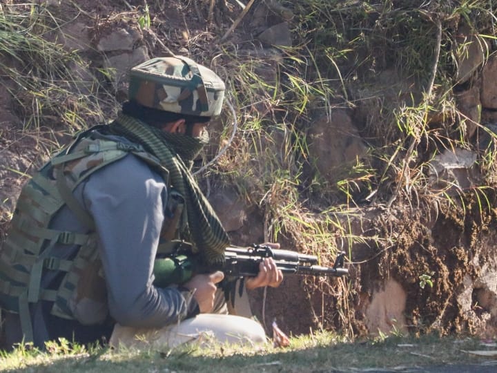 Jammu Kashmir Encounter: Two terrorists killed, two pistols recovered in an encounter with security forces in Jakura, Srinagar Jammu Kashmir Encounter: Srinagar ਦੇ ਜਕੁਰਾ 'ਚ ਸੁਰੱਖਿਆ ਬਲਾਂ ਨਾਲ ਮੁਕਾਬਲੇ 'ਚ ਦੋ ਅੱਤਵਾਦੀ ਢੇਰ