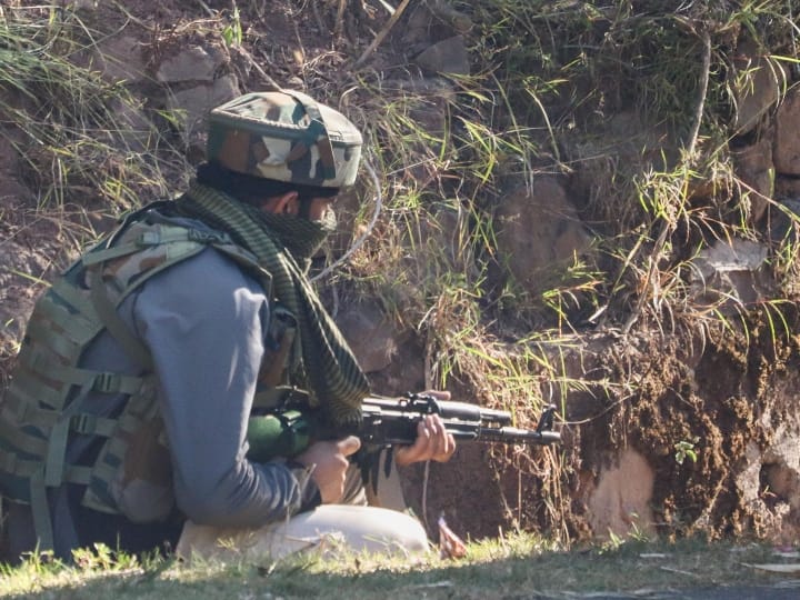 Jammu Kashmir Encounter: Srinagar के जकुरा में सुरक्षाबलों के साथ हुई मुठभेड़ में दो आतंकी ढेर, दो पिस्टल बरामद