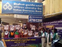 கும்பகோணம் இந்தியன் ஓவர்சீஸ் வங்கி முன் போராட்டம் - கல்விகடன்களை தள்ளுபடி செய்ய கோரிக்கை