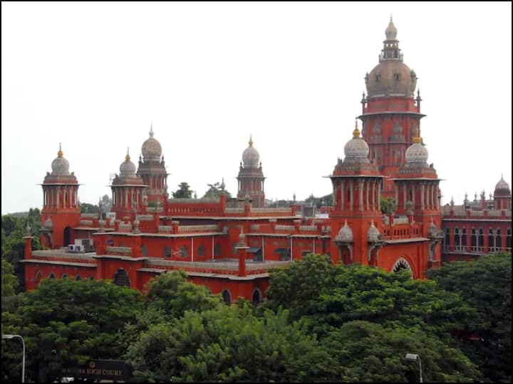 Tamil Nadu News: Man approach Court against order of Tamil Nadu Government temple gold melting ann Tamil Nadu News: मंदिरों में रखे 2138 किलो सोना पिघलाने की तैयारी में तमिलनाडु सरकार, अब कोर्ट पहुंचा मामला