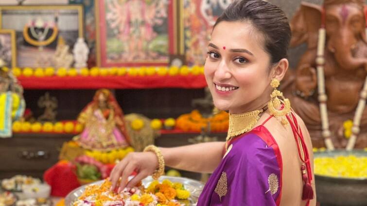 Mimi Chakraborty Shares her Laxmi Puja Photos on Social Media জমকালো শাড়ির সঙ্গে ভারী সোনায় 'লক্ষ্মী' সাজে নজরকাড়া মিমি