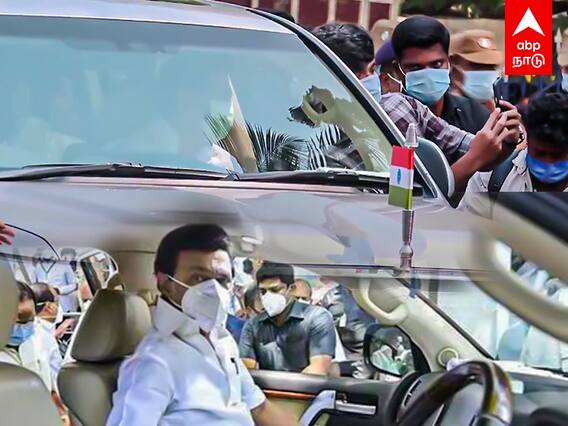 MK Stalin: காரை நிறுத்திய முதல்வர்..செல்ஃபி எடுத்து மகிழ்ந்த மக்கள்!