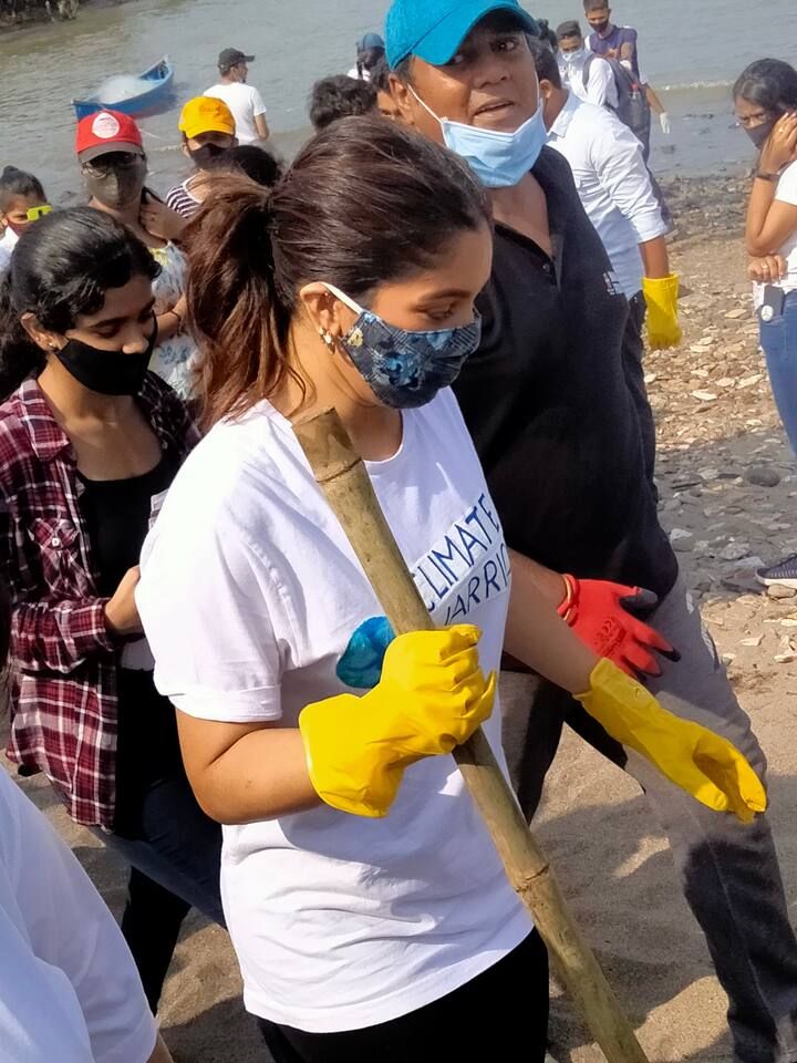मंबईतल्या कार्टर रोडवर असणाऱ्या समुद्रकिनाऱ्यावर भूमीने जवळजवळ अर्धा तास पर्यावरण संवर्धन करणाऱ्या संघटनेतील सदस्यांसह साफसफाई केली.