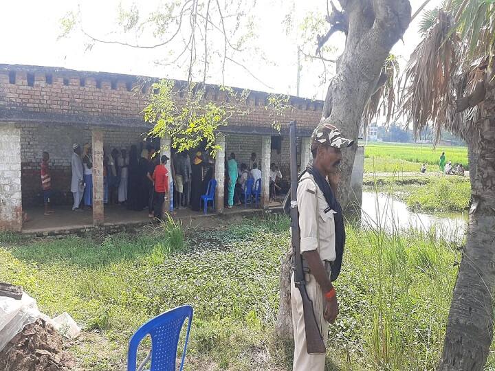 Bihar Panchayat Election: Voting center built in dilapidated building, voters reaching to cast their votes with the help of raw road ann Bihar Panchayat Election: जर्जर भवन में बनाया मतदान केंद्र, कच्चे रास्ते के सहारे वोट डालने पहुंच रहे मतदाता