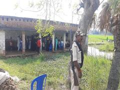 Bihar Panchayat Election: जर्जर भवन में बनाया मतदान केंद्र, कच्चे रास्ते के सहारे वोट डालने पहुंच रहे मतदाता