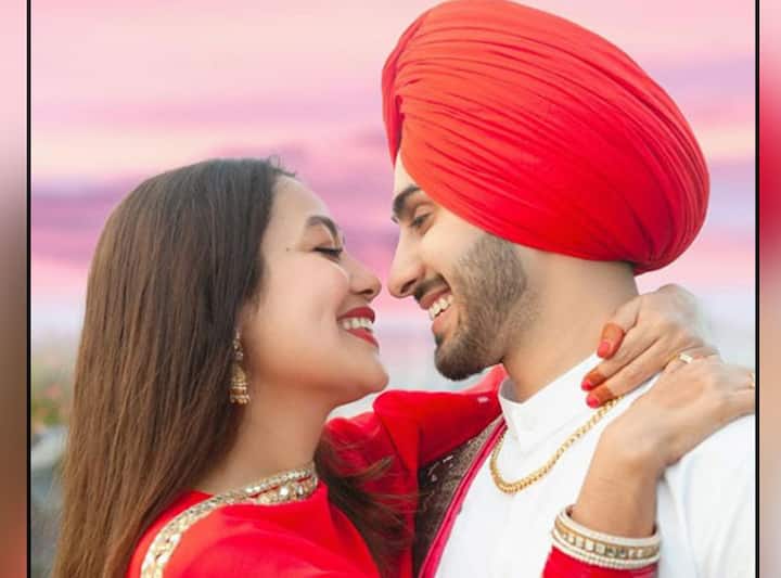 Neha Kakkar  Locks Lips With Rohanpreet Singh, Celebrate Pre-Wedding Anniversary पहली वेडिंग एनिवर्सरी से पहले जश्न में डूबीं Neha Kakkar, पति Rohanpreet के साथ लिप लॉक करके काटा केक