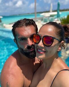 Romance Overloaded: बाहों में जकड़े पूल में उतरे Bipasha और Karan का रोमांस वायरल, फैंस बोले- शादी के 5 साल भी खत्म नहीं हुआ हनीमून