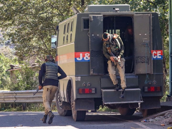 Srinagar Encounter: श्रीनगर में आतंकियों से सुरक्षाकर्मियों की मुठभेड़, एक आतंकी हुआ ढेर