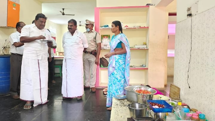 Minister Sivasankar raided hotels in Dharmapuri without informing the authorities தருமபுரியில் அதிகாரிகளுக்கு தகவல் தெரிவிக்காமல் விடுதிகளில் திடீர் ஆய்வு செய்த அமைச்சர் சிவசங்கர்