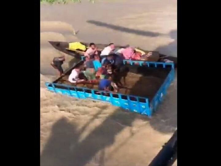 Uttar pradesh pilibhit continue rain created flood situation airlifted 21 stranded people पीलीभीत में बारिश से कई गांवों में बाढ़, फंसे 21 लोगों को किया गया एयरलिफ्ट, देखें वीडियो