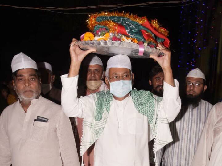 मुख्यमंत्री नीतीश कुमार ने मंगलवार की शाम फुलवारीशरीफ के खानकाह मुजीबिया में उर्स के मुबारक मौके पर हजरत मखदूम सैयद शाह पीर मोहम्मद मुजीबुल्लाह कादरी रहमतुल्लाह अलैह की मजार पर चादरपोशी की. चादरपोशी कर राज्य की खुशहाली की दुआ मांगी.