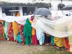 Bihar Panchayat Election Photo: मूसलाधार बारिश के बावजूद जोश में नहीं आई कहीं कमी, तस्वीरों से देखें नजारा