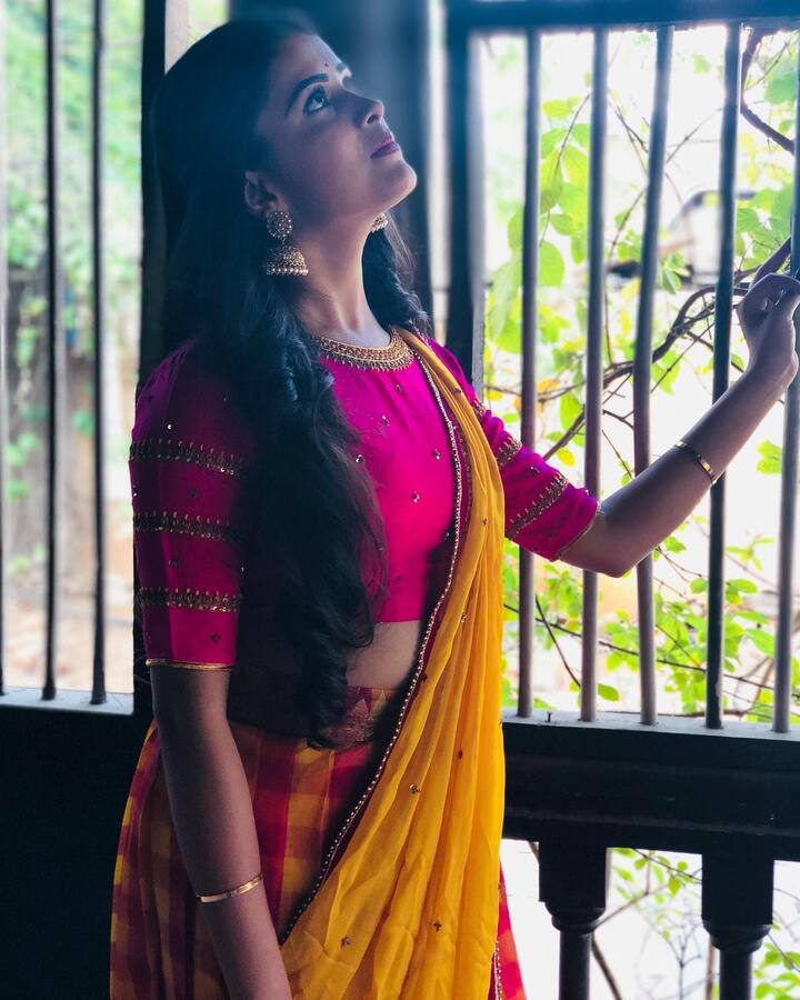 ముద్ద మందారం సీరియల్ లో పార్వతిగా అందరిని ఆకట్టుకుంది. (Image Credit/Tanuja Gowda Instagram)