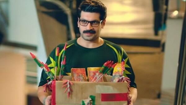 નવી દિલ્હીઃ હાલમાં ટી20 વર્લ્ડકપ શરૂ થઇ ગયો છે, અને આગામી 24 ઓક્ટોબરે બે કટ્ટર પ્રતિદ્વંદ્વી ભારત અને પાકિસ્તાન વચ્ચે મેચ રમાશે. આ મેચને લઇને બન્ને દેશો વચ્ચે તણાવ શરૂ થઇ ગયો છે. બન્ને દેશો આ મેચને લઇને જાહેરખબરો બનાવવા લાગ્યા છે. ત્યારે આ બધાની વચ્ચે મોકો મોકા એડ ફરીથી સામે આવી છે અને ટીવી પર ધૂમ મચાવી રહી છે. આ જાહેરખબરમાં પાકિસ્તાન ફેન બતાવવામાં આવ્યો છે, ખરેખરમાં એક એક્ટર છે, જાણો છો કોણ છે તે....