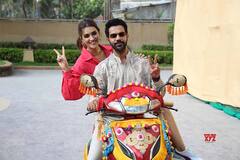 Photo : Kriti Sanon आणि Rajkummar Rao यांच्या Hum Do Hamare Do चं स्कुटरवर अनोखं प्रमोशन!